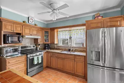 154 E Dean Street, Freeport, NY 11520 - Photo 15
