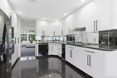 30 Yale Drive, Manhasset, NY 11030 - Photo 9