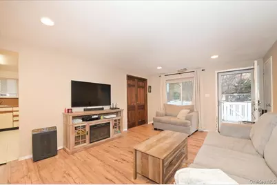 271 Birchwood Road, Medford, NY 11763 - Photo 7