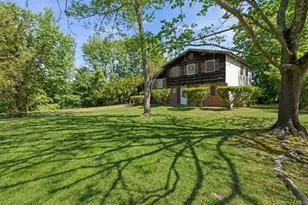 43 Village Ln, Hauppauge, NY 11788 - Photo 3