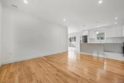 1078 Woodfield Road, Rockville Centre, NY 11570 - Photo 11