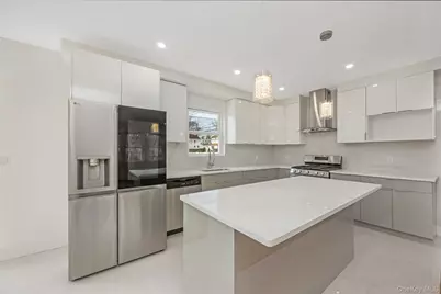 1078 Woodfield Road, Rockville Centre, NY 11570 - Photo 17