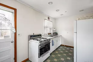 18 Maple Ave, Bellport, NY 11713 - Photo 9