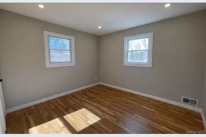 109 N Greene Avenue, Lindenhurst, NY 11757 - Photo 7