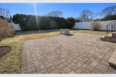 109 N Greene Avenue, Lindenhurst, NY 11757 - Photo 13