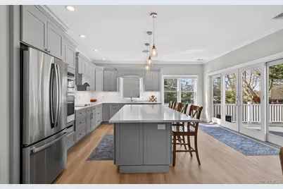 270 Edgewood Avenue, Oakdale, NY 11769 - Photo 7