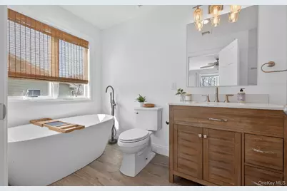 270 Edgewood Avenue, Oakdale, NY 11769 - Photo 25