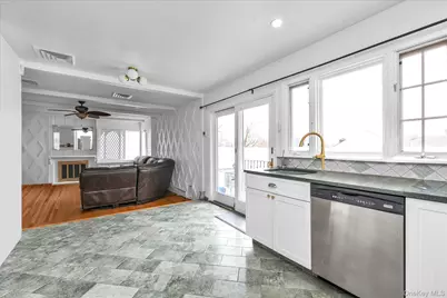 8 Branding Iron Lane, Glen Cove, NY 11542 - Photo 11