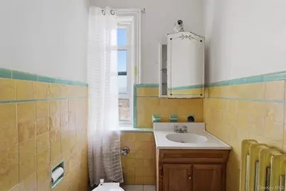 128 Parkway N, Yonkers, NY 10704 - Photo 25