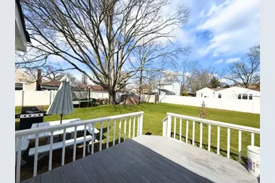 240 S Strong Avenue, Lindenhurst, NY 11757 - Photo 9