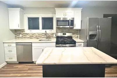 240 S Strong Avenue, Lindenhurst, NY 11757 - Photo 5