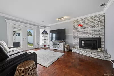 2635 S Seamans Neck Road, Seaford, NY 11783 - Photo 9