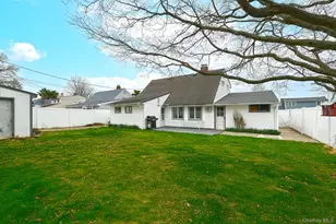 24 Cloister Ln, Hicksville, NY 11801 - Photo 19