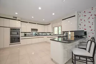 85 Meadow Woods Rd, Great Neck, NY 11020 - Photo 7