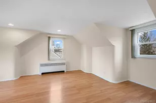 8 Grady Ct, Great Neck, NY 11023 - Photo 19