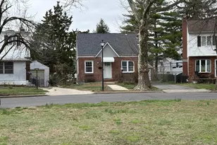 25 Park Cir, New Hyde Park, NY 11040 - Photo 3