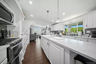 1661 Old Country Rd, Riverhead, NY 11901 - Photo 17