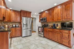 1390 Thompson Dr, Bay Shore, NY 11706 - Photo 5