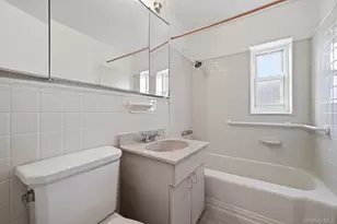 221 Middle Neck, Great Neck, NY 11021 - Photo 15