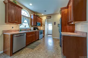 108 Maple Wood Ln, Riverhead, NY 11901 - Photo 23