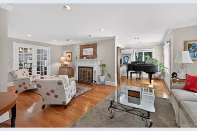 7 Grace Court N, Great Neck, NY 11021 - Photo 5