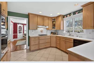 7 Grace Court N, Great Neck, NY 11021 - Photo 19