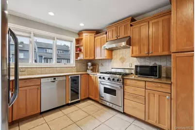 26 Village Green #26, Bardonia, NY 10954 - Photo 3