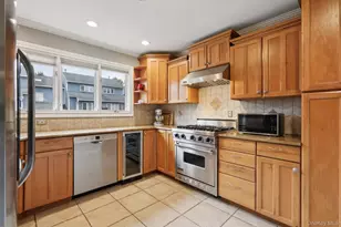 26 Village Green, Bardonia, NY 10954 - Photo 3