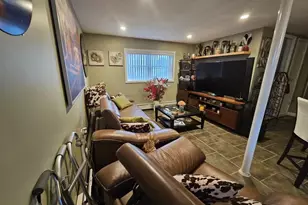 5 Ireland Pl, Copiague, NY 11726 - Photo 9