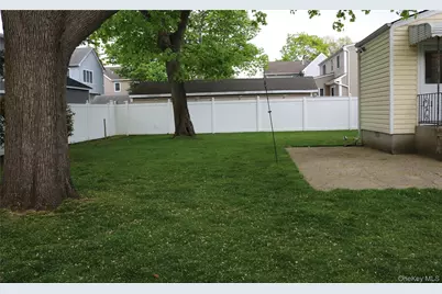 8 Garden Place, Merrick, NY 11566 - Photo 11