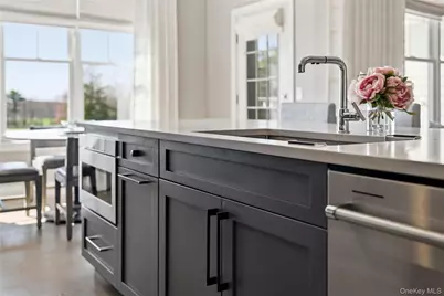 22302 Aspenwood Drive #22302, Plainview, NY 11803 - Photo 15