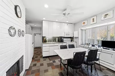 34 Link Lane, Hicksville, NY 11801 - Photo 5