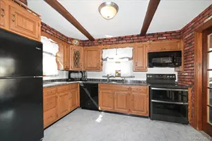 2 Oak Pl, Massapequa, NY 11758 - Photo 13