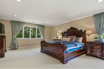 18 Aldgate Drive W, Manhasset, NY 11030 - Photo 23