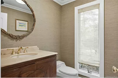 18 Aldgate Drive W, Manhasset, NY 11030 - Photo 13