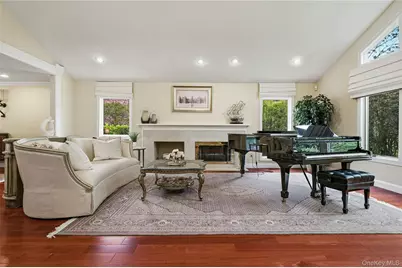 18 Aldgate Drive W, Manhasset, NY 11030 - Photo 3