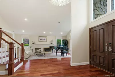 18 Aldgate Drive W, Manhasset, NY 11030 - Photo 7