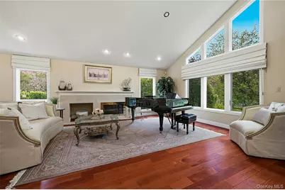 18 Aldgate Drive W, Manhasset, NY 11030 - Photo 9