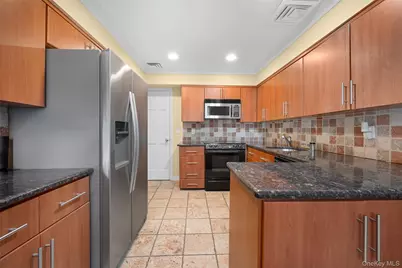 8 Cathy Lane, Great Neck, NY 11024 - Photo 13