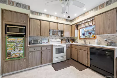 32 Derby Place, Smithtown, NY 11787 - Photo 11