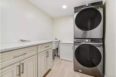 80 W Walnut Street, Farmingdale, NY 11735 - Photo 23