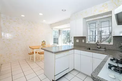 285 Stuart Drive, New Rochelle, NY 10804 - Photo 11