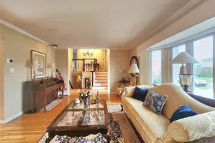 7 Market Dr, Syosset, NY 11791 - Photo 21