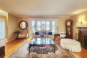 7 Market Dr, Syosset, NY 11791 - Photo 23