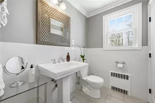 46 S Ireland Pl, Amityville, NY 11701 - Photo 9