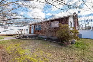 157 Hawthorne St, Mastic, NY 11950 - Photo 3