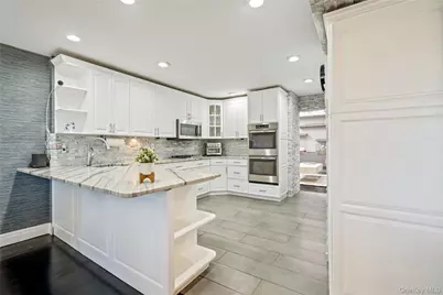 114 The Crescent, Roslyn Heights, NY 11577 - Photo 13