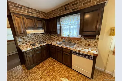 152 N Fulton Avenue, Lindenhurst, NY 11757 - Photo 9