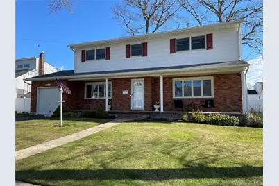 152 N Fulton Avenue, Lindenhurst, NY 11757 - Photo 1