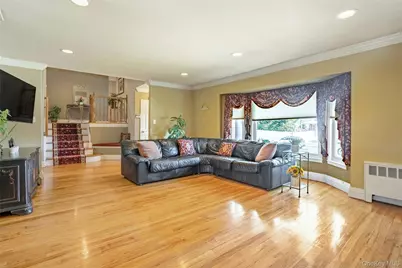 37 Winthrop Road, Plainview, NY 11803 - Photo 5